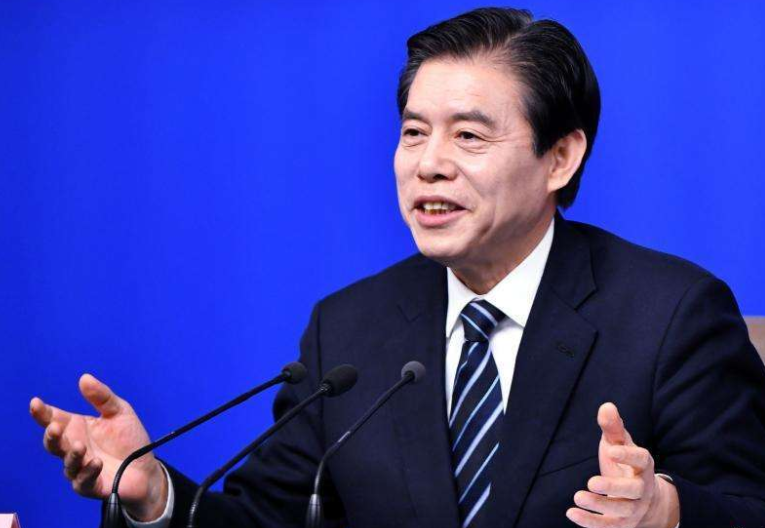 地区政府和地区领导开会讨论关闭所有商店以防止冠状病毒的传播